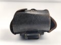 Patronentasche geschwärztes Leder mit Messingbeschlägen. Maße etwa 7 x 9 x 5cm
