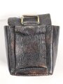 Patronentasche geschwärztes Leder mit Messingbeschlägen. Maße etwa 7 x 9 x 5cm