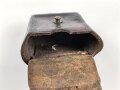 Patronentasche geschwärztes Leder mit Messingbeschlägen. Maße etwa 7 x 9 x 5cm
