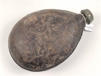 1. Weltkrieg, emaillierter Korpus für eine Feldflasche. In eigenmächtig angebrachter Lederhülle.