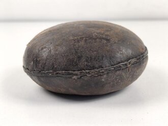 1. Weltkrieg, emaillierter Korpus für eine Feldflasche. In eigenmächtig angebrachter Lederhülle.