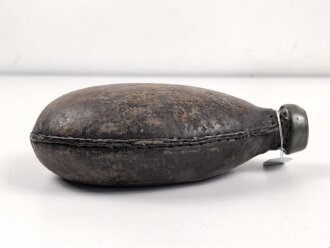 1. Weltkrieg, emaillierter Korpus für eine Feldflasche. In eigenmächtig angebrachter Lederhülle.