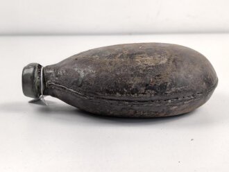 1. Weltkrieg, emaillierter Korpus für eine Feldflasche. In eigenmächtig angebrachter Lederhülle.