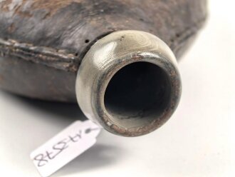 1. Weltkrieg, emaillierter Korpus für eine Feldflasche. In eigenmächtig angebrachter Lederhülle.