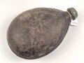 1. Weltkrieg, emaillierter Korpus für eine Feldflasche. In eigenmächtig angebrachter Lederhülle.