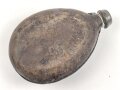 1. Weltkrieg, emaillierter Korpus für eine Feldflasche. In eigenmächtig angebrachter Lederhülle.