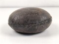 1. Weltkrieg, emaillierter Korpus für eine Feldflasche. In eigenmächtig angebrachter Lederhülle.