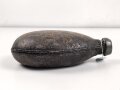 1. Weltkrieg, emaillierter Korpus für eine Feldflasche. In eigenmächtig angebrachter Lederhülle.