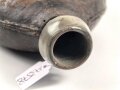 1. Weltkrieg, emaillierter Korpus für eine Feldflasche. In eigenmächtig angebrachter Lederhülle.