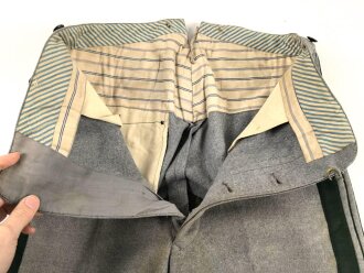 Steingraue Hose mit grünen Lampassen. Ich vermute Forst oder jagdlich . Keinerlei Stempelung, guter Zustand