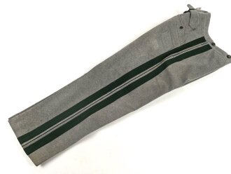 Steingraue Hose mit grünen Lampassen. Ich vermute Forst oder jagdlich . Keinerlei Stempelung, guter Zustand