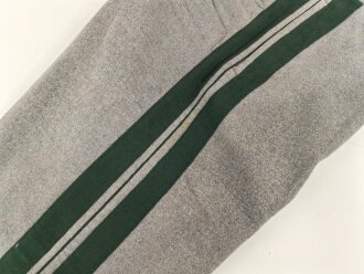 Steingraue Hose mit grünen Lampassen. Ich vermute Forst oder jagdlich . Keinerlei Stempelung, guter Zustand