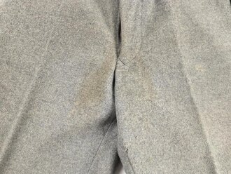 Steingraue Hose mit grünen Lampassen. Ich vermute Forst oder jagdlich . Keinerlei Stempelung, guter Zustand