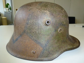 Stahlhelm Deutsch 1.Weltkrieg, unberührtes Stück mit originaler Tarnbemalung