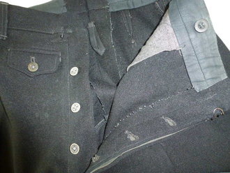 Schwarze Panzerhose Wehrmacht, privatbeschafftes, getragenes Stück mit etlichen Flickstellen