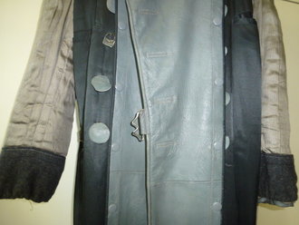 Ledermantel eines Offiziers der Infanterie. leicht getragenes Stück in gutem Zustand, selten. Grösse L , size Large