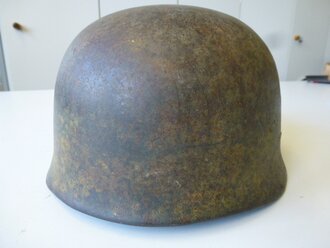 Fallschirmjäger Stahlhelmglocke Luftwaffe. Originales Abzeichen und Tarnlackierung, selten