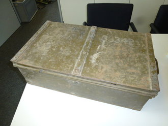 British 1941 dated metal box. Original paint,...