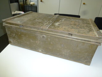 British 1941 dated metal box. Original paint, measurements 20 x 35 x 60cm