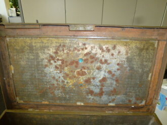 British 1941 dated metal box. Original paint, measurements 20 x 35 x 60cm