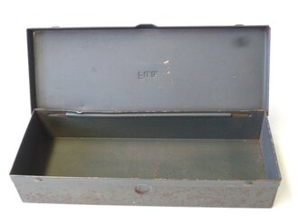 Kasten "Fu.a" für Prüfgerät Fua( gehörte zur Ausstattung des Panzerfunkwartes sowie der Fahrzeuge .Es diente der Durchgangsprüfung bzw. der Feststellung von Kurzschlüssen von Antennenleitungen ), Originallack, Maße ca 4,5 x 25,5 x 9,5 cm.