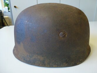 Luftwaffe Stahlhelm Fallschirmjäger , vermutlich guter Wasserfund, nicht vollständig gereinigtes Stück mit originalem Abzeichen.