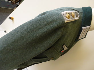 Feldbluse und Stiefelhose eines Infanteristen. Die Feldbluse für Mannschaften vom Schneider mitbefördert, Originalvernäht. Dazu aus dem gleichen Stoff vom Schneider angefertigte Stiefelhose