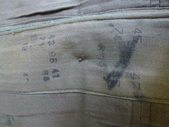 Feldbluse und Stiefelhose eines Infanteristen. Die Feldbluse für Mannschaften vom Schneider mitbefördert, Originalvernäht. Dazu aus dem gleichen Stoff vom Schneider angefertigte Stiefelhose