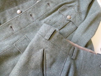 Feldbluse und Stiefelhose eines Infanteristen. Die Feldbluse für Mannschaften vom Schneider mitbefördert, Originalvernäht. Dazu aus dem gleichen Stoff vom Schneider angefertigte Stiefelhose