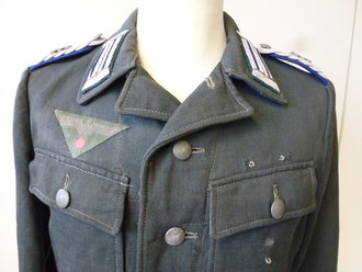 Wehrmacht, Feldbluse Modell 44 aus Italienischem Tuch. Stark getragenes Kammerstück, die Effekten alt vernäht. Selten