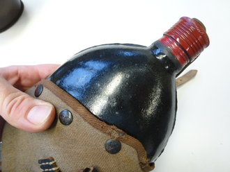 Feldflasche Wehrmacht, letztes Modell, Emaillierter Becher ohne Bügel, ungebrauchtes Stück mit leichten Lagerspuren, sehr selten