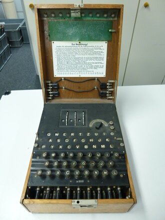 Chiffriermaschine Enigma, Ausführung mit 3 Walzen. Ungereinigt und unrestauriert, nach Angaben des Vorbesitzers mit voller Funktion, dies jedoch nicht überprüft.