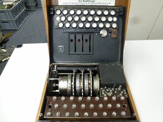 Chiffriermaschine Enigma, Ausführung mit 3 Walzen. Ungereinigt und unrestauriert, nach Angaben des Vorbesitzers mit voller Funktion, dies jedoch nicht überprüft.