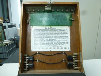 Chiffriermaschine Enigma, Ausführung mit 3 Walzen. Ungereinigt und unrestauriert, nach Angaben des Vorbesitzers mit voller Funktion, dies jedoch nicht überprüft.