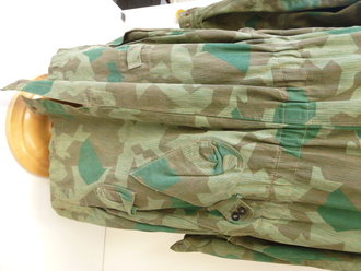 Fallschirmjäger Knochensack Splittertarn. Farbfrisches Stück mit 4 weißen Kunststoff RiRi Reissverschlüssen und Prym 6 Druckknöpfen. Der Adler nicht Originalvernäht. Schönes Stück, Grösse Medium-Large. Alle Reissverschlüsse gängig