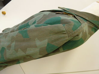 Fallschirmjäger Knochensack Splittertarn. Farbfrisches Stück mit 4 weißen Kunststoff RiRi Reissverschlüssen und Prym 6 Druckknöpfen. Der Adler nicht Originalvernäht. Schönes Stück, Grösse Medium-Large. Alle Reissverschlüsse gängig