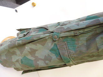 Fallschirmjäger Knochensack Splittertarn. Farbfrisches Stück mit 4 weißen Kunststoff RiRi Reissverschlüssen und Prym 6 Druckknöpfen. Der Adler nicht Originalvernäht. Schönes Stück, Grösse Medium-Large. Alle Reissverschlüsse gängig