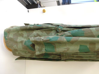 Fallschirmjäger Knochensack Splittertarn. Farbfrisches Stück mit 4 weißen Kunststoff RiRi Reissverschlüssen und Prym 6 Druckknöpfen. Der Adler nicht Originalvernäht. Schönes Stück, Grösse Medium-Large. Alle Reissverschlüsse gängig