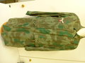 Fallschirmjäger Knochensack Splittertarn. Farbfrisches Stück mit 4 weißen Kunststoff RiRi Reissverschlüssen und Prym 6 Druckknöpfen. Der Adler nicht Originalvernäht. Schönes Stück, Grösse Medium-Large. Alle Reissverschlüsse gängig