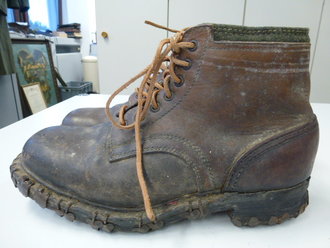 Paar Gebirgsjäger Bergschuhe, ungeschwärztes Leder, guter Zustand, die Schnürsenkel wohl ergänzt, ca Schuhgrösse 42-43