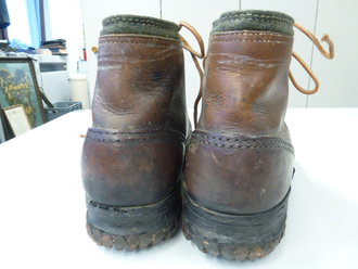 Paar Gebirgsjäger Bergschuhe, ungeschwärztes Leder, guter Zustand, die Schnürsenkel wohl ergänzt, ca Schuhgrösse 42-43