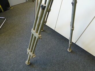 Dreibein zum Flakfernrohr 10 x 80, überlackiertes Stück, die Schrauben um die Beinlängen zu verstellen sitzen fest