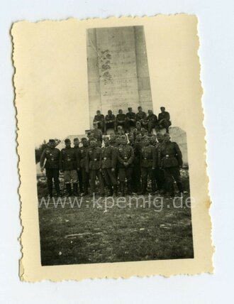 2 Fotos Frankreich, Wehrmachtssoldaten auf Höhe 304,...