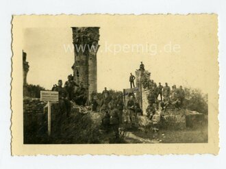 2 Fotos Frankreich, Wehrmachtssoldaten auf Höhe 304, Verdun, Maße ca. 6x9cm