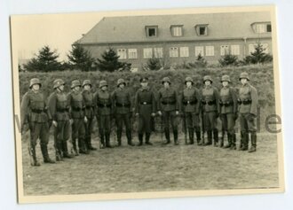 Foto Wehrmacht Soldaten mit Uniformschutz für...