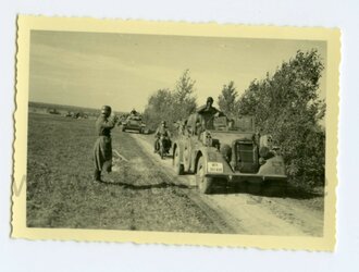 Foto Heer Offizier führt Marschkolonne an,...