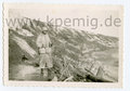 Kosslowo Stellung, Wintertarnbekleidung mit weißem Stahlhelm , Maße 6x9cm, datiert 1943