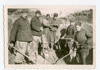 Stellungsbau durch Kriegsgefangene Russen, Maße 9x6cm, datiert 1943
