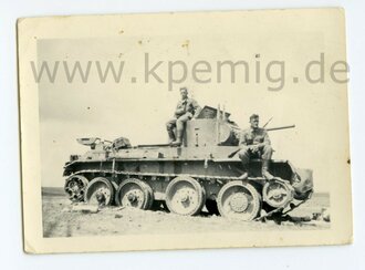 Zerstörter Panzer auf Schlachtfeld, Maße 9x6,5cm