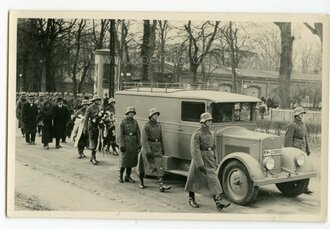 3 Fotos Reichswehr, frühe Wehrmacht, Trauerzug, Stahlhelme mit Ohrenausschnitt, Maße 10 x14cm